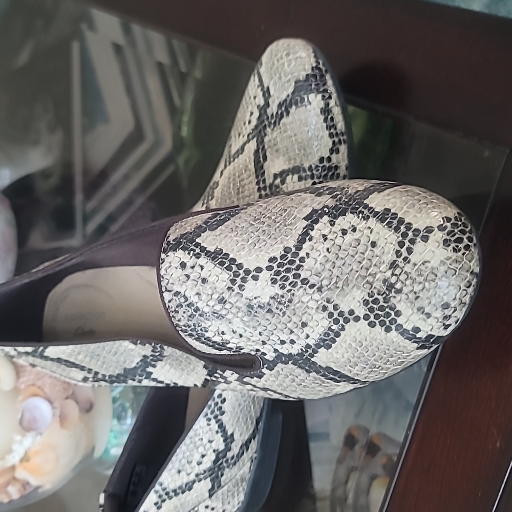 Clarks Women's Shoes Size 11M White Tan Beige Grey Sara Poppy Snake Loafers